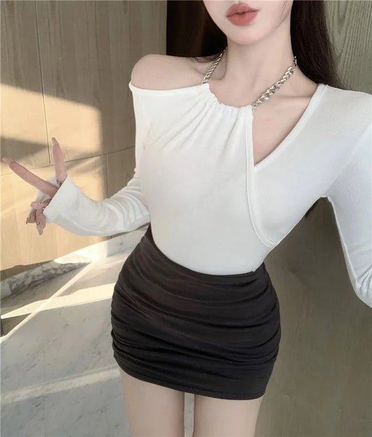 Women's Elegant Off-Shoulder Black Long Sleeve Top with Chain Neck Detail – Chic Slim Fit Fashion Blouse"
